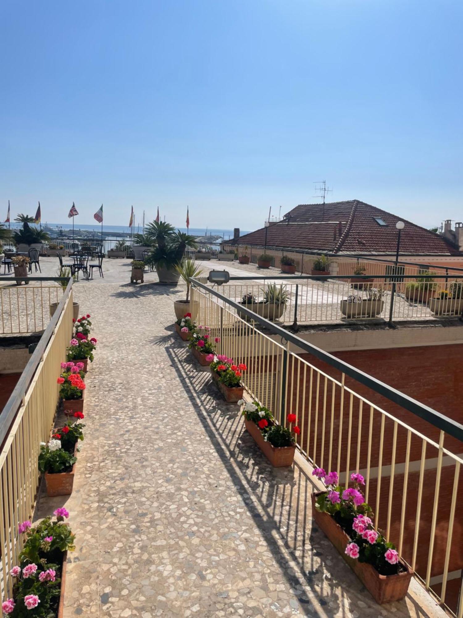 Hotel Robinia Imperia Exterior foto
