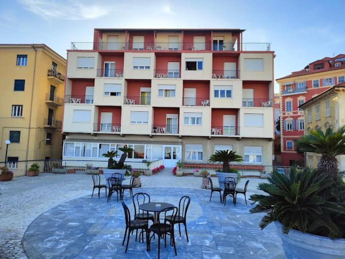 Hotel Robinia Imperia Exterior foto