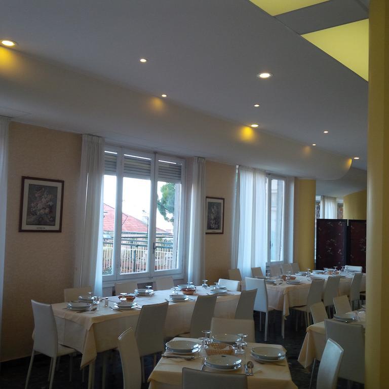 Hotel Robinia Imperia Exterior foto
