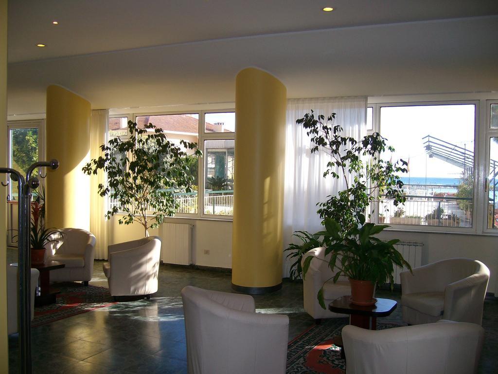 Hotel Robinia Imperia Exterior foto