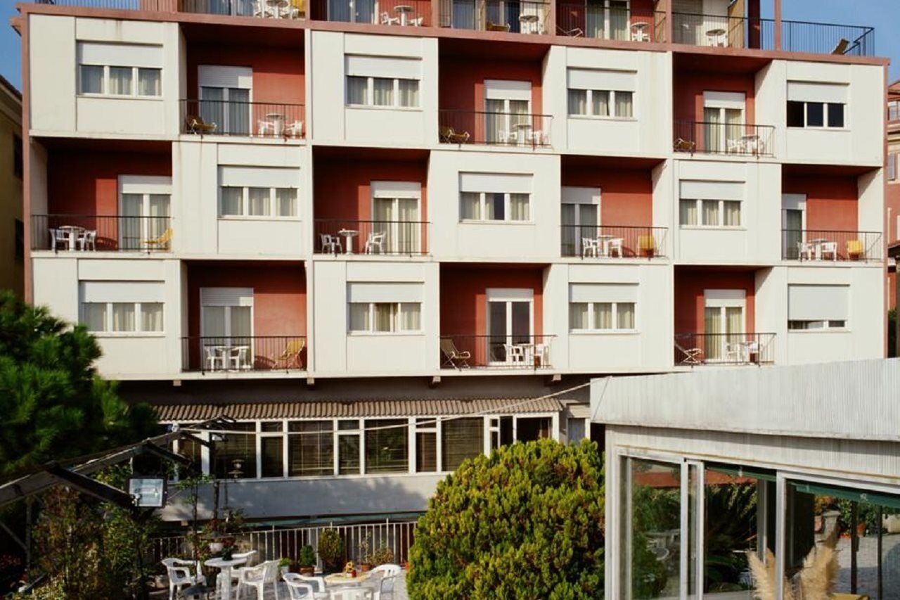 Hotel Robinia Imperia Exterior foto